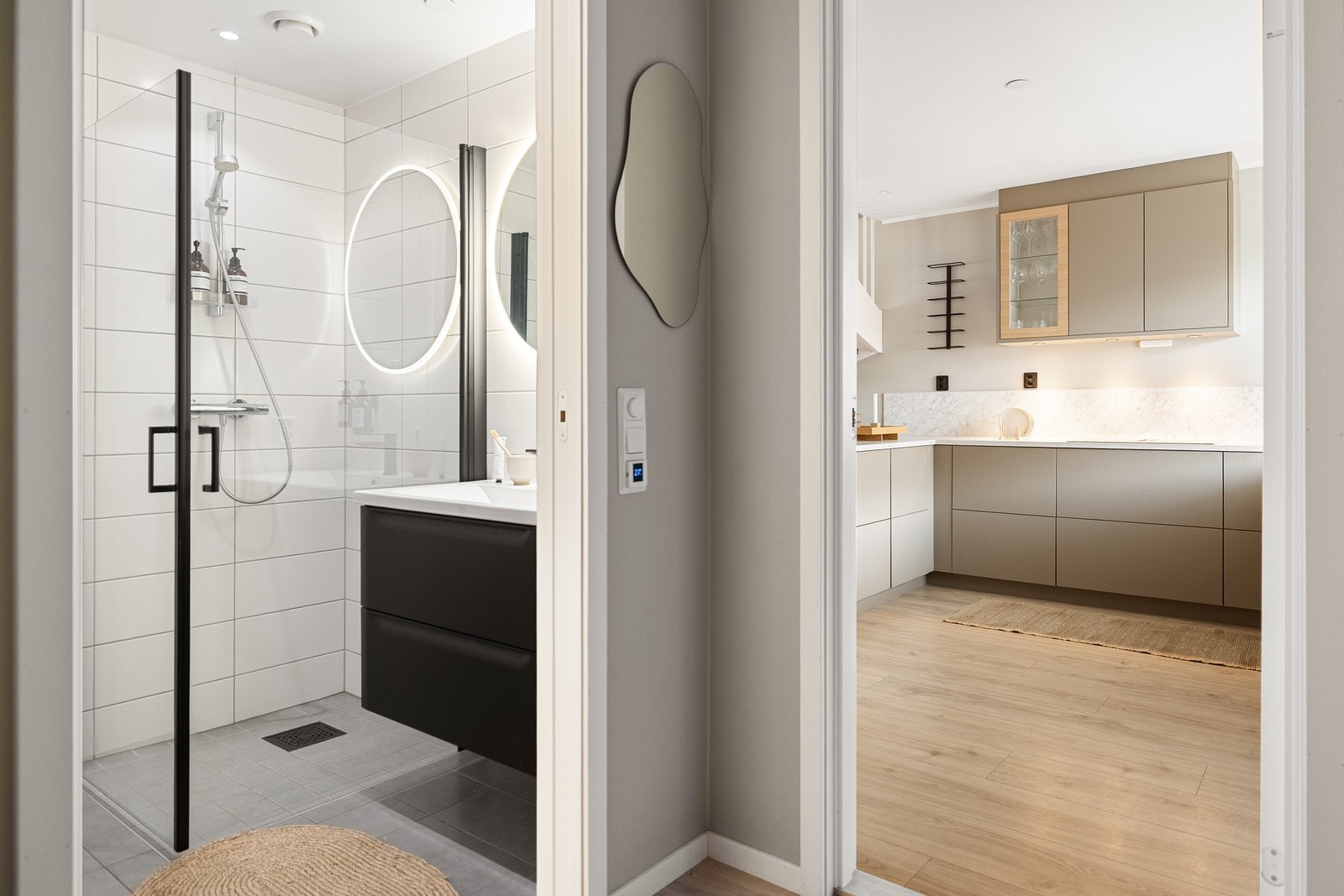 Badet i etasjen har direkte adkomst fra entréen. Galleribilde