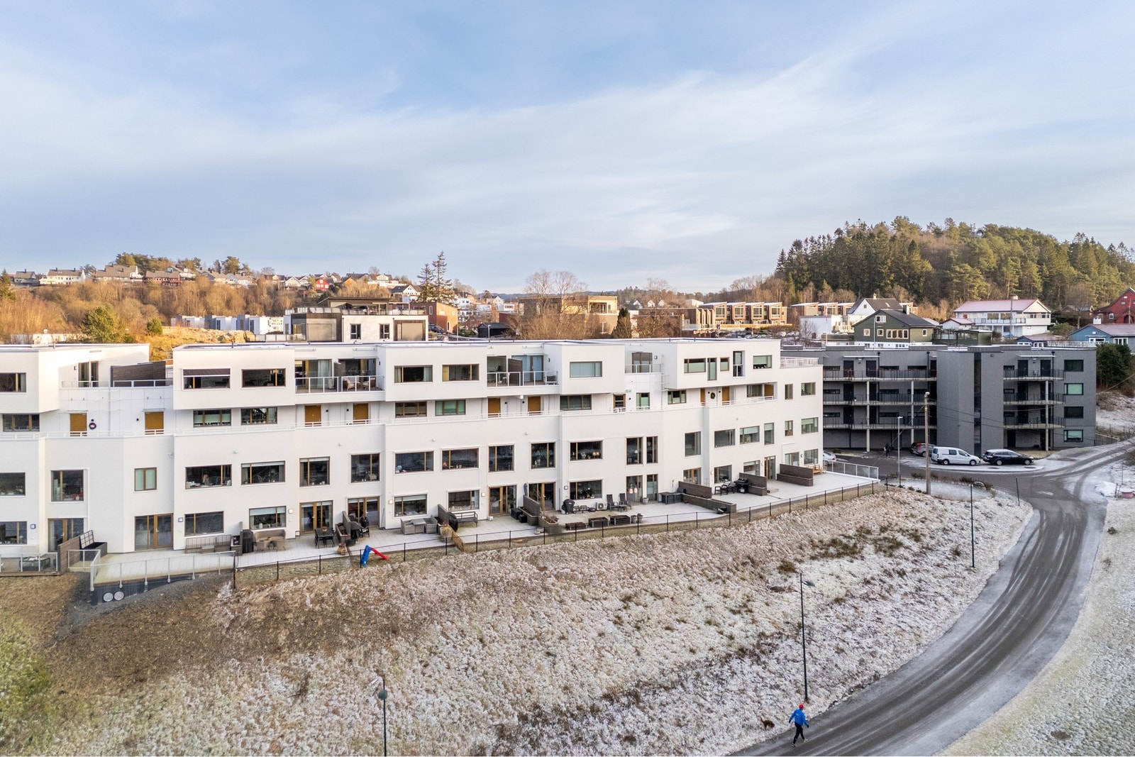 Her kan man flytte rett inn i et moderne bygg med flotte uteområder. Galleribilde