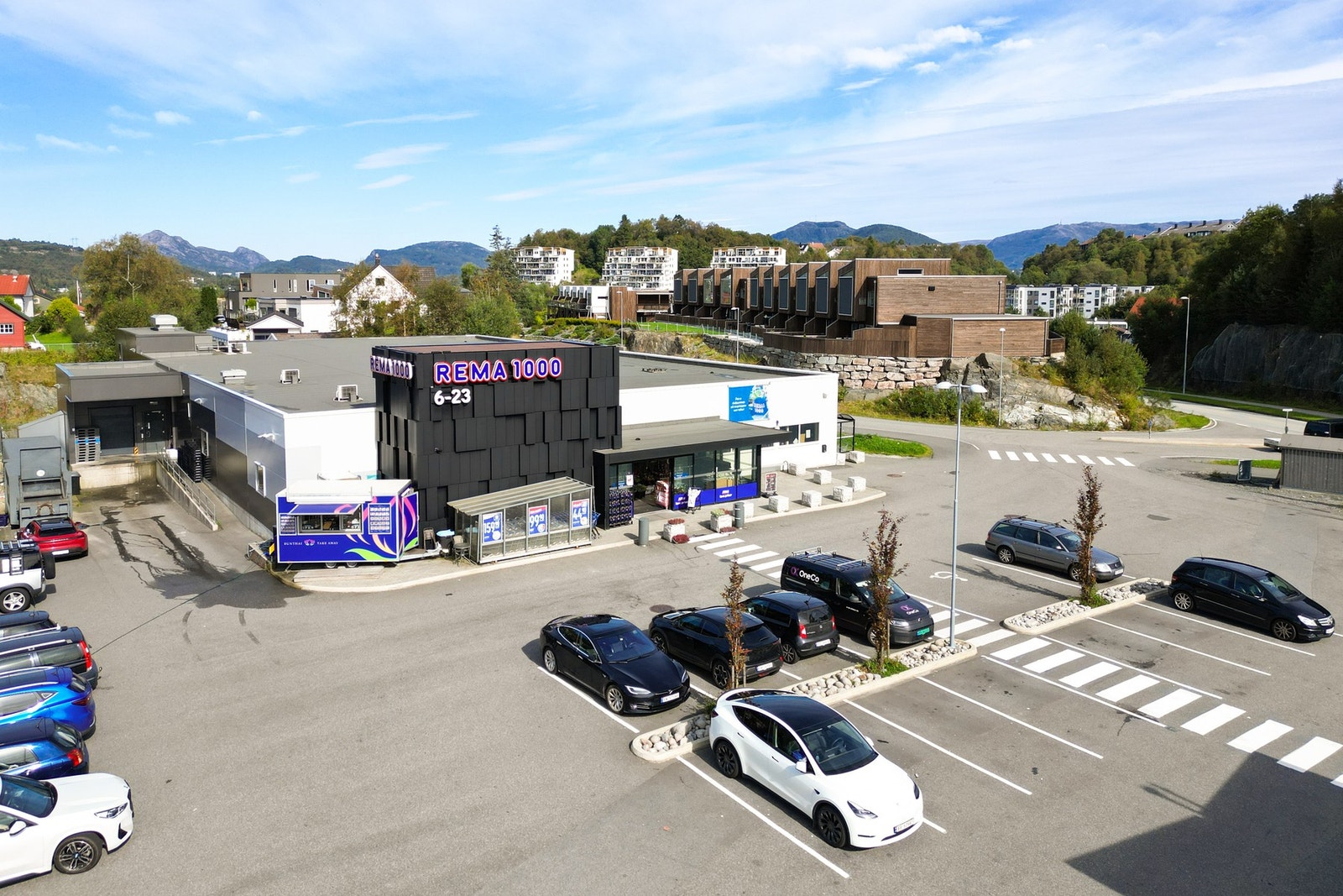 Nærmeste dagligvare er Rema 1000 Søreide(ca. 5 min gangavstand). Galleribilde