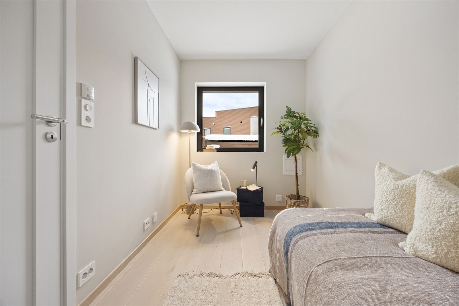 De to barnerommene har begge enstavs parkettgulv, lyse vegger og listefritt tak. Det er plass til senger og garderobeløsninger på hvert rom. Galleribilde