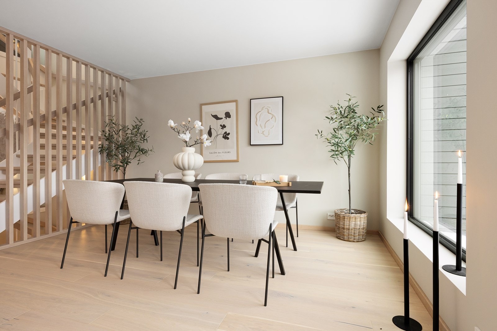 Stuen og kjøkkenet ligger åpent på hver sin side av trapperommet, med god kontakt mellom sonene. Galleribilde