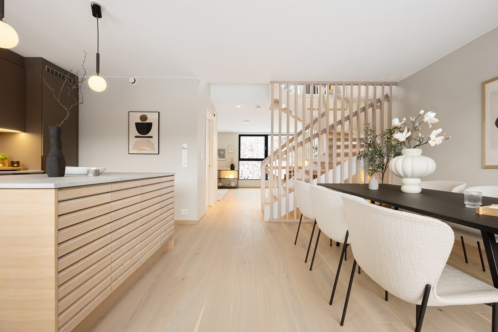 Kjøkkenøya har lyse, trehvite rillefronter som matcher parkettgulvet. Benkeplate er i 20 mm laminat i fargen sandsten . Galleribilde