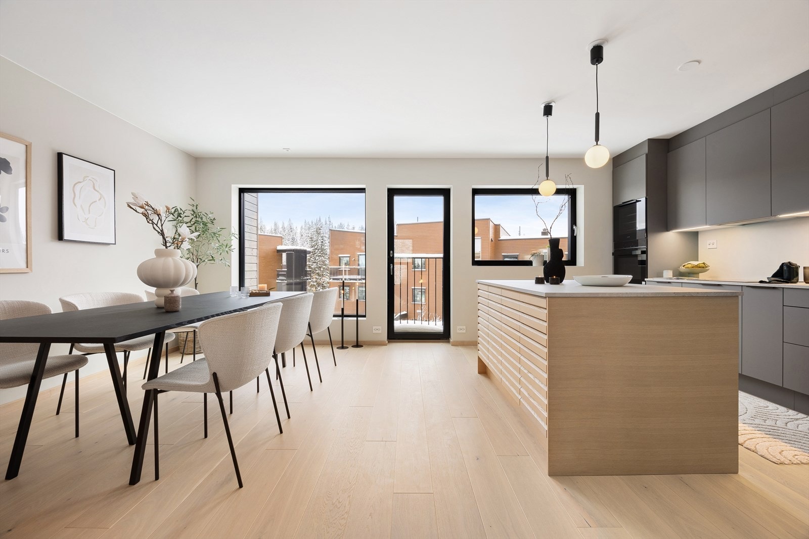 Kjøkkenet har en lekker innredning fra HTH, med stor øy og integrerte hvitevarer. Planløsningen legger godt til rette for et sosialt liv med venner og familie. Kjøkkenet har bra med skapplass og god arbeidsflyt. Galleribilde