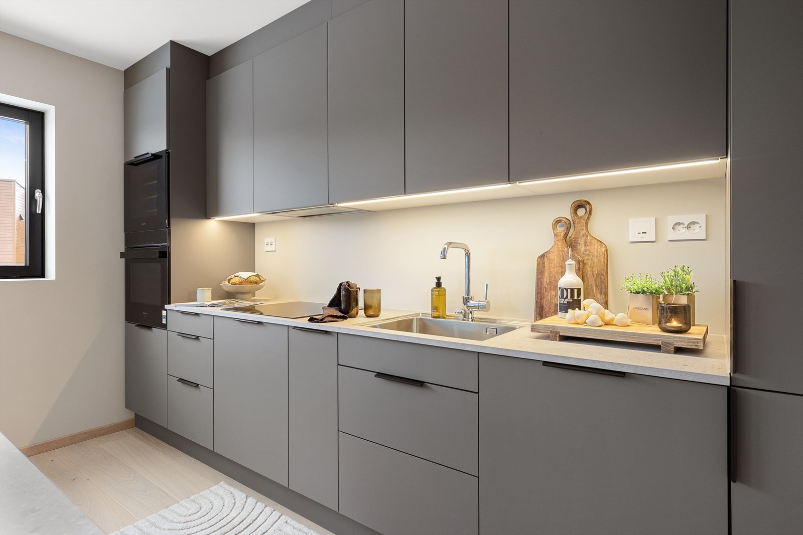 Kjøkkenet har integrerte hvitevarer fra Siemens - induksjonstopp, stekeovn med pyrolyse, oppvaskmaskin og kombiskap og ventilator fra Røroshetta med komfyrvakt og led-belysning. Galleribilde