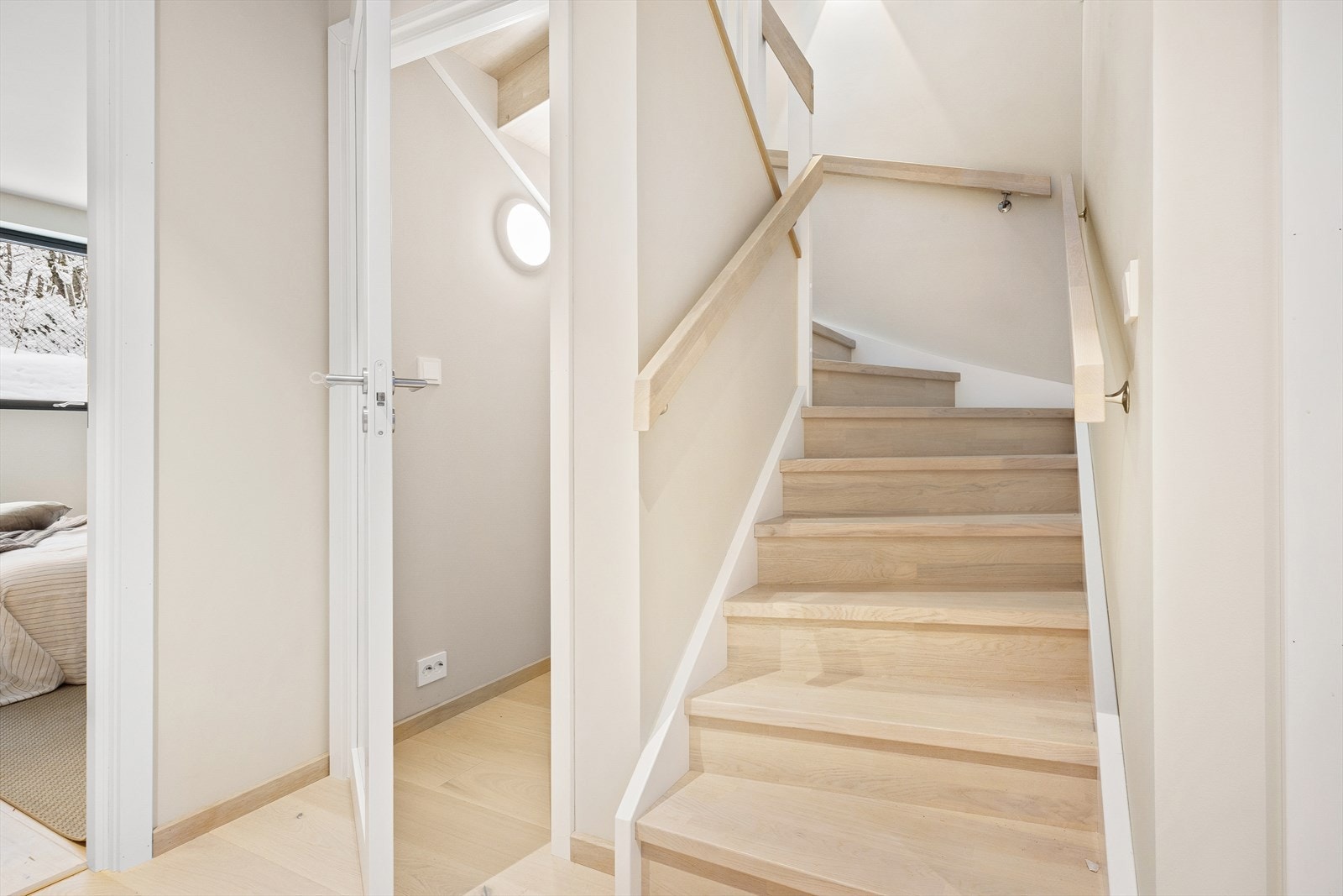 Praktisk bod under trappen. Galleribilde