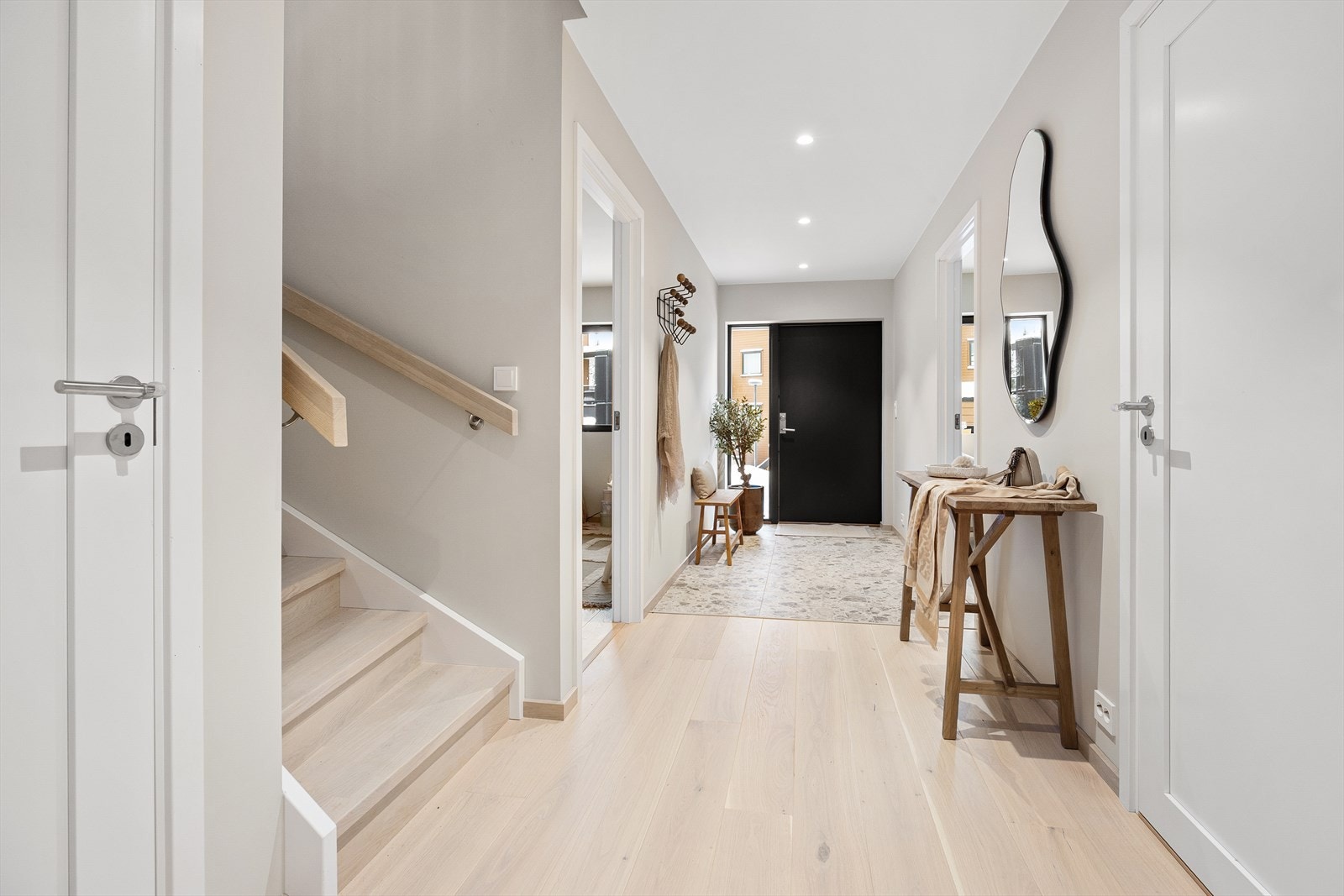 Entreen er lys og innbydende med steinmønstrede storformatfliser på gulvet i ytterste del. Galleribilde