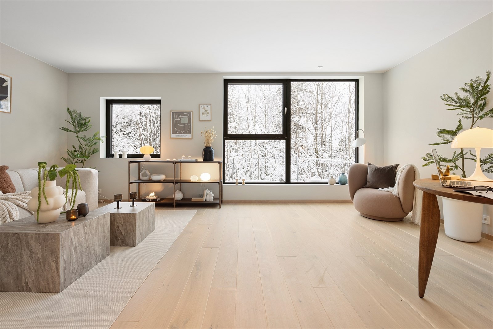 Stuen ligger luftig plassert i andre etasje. Sonene ligger åpent med kun trapperom og en praktisk bod mellom, noe som gir gjennomlys fra store vindusflater i begge ender, samt overlys fra takvinduer i trapperommet. Galleribilde