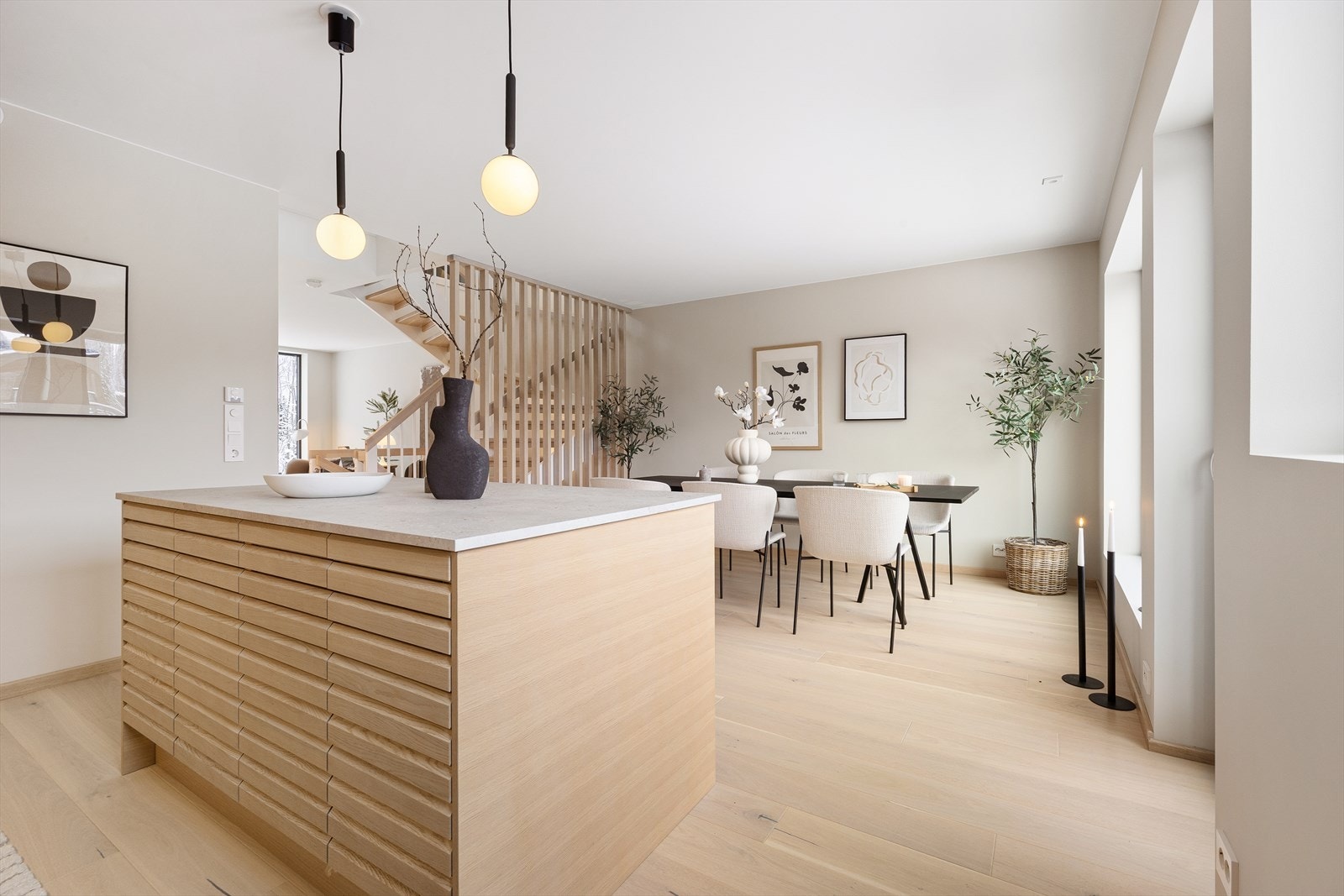 Kjøkkenet har en stor spisesone. Galleribilde