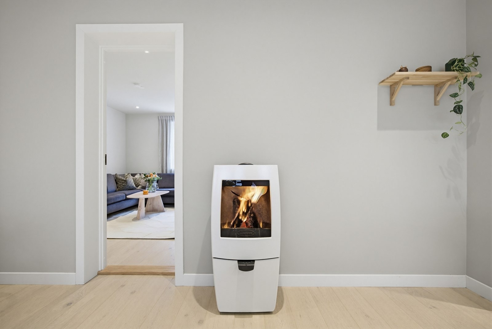 Meget praktisk peisovn i stuen Galleribilde
