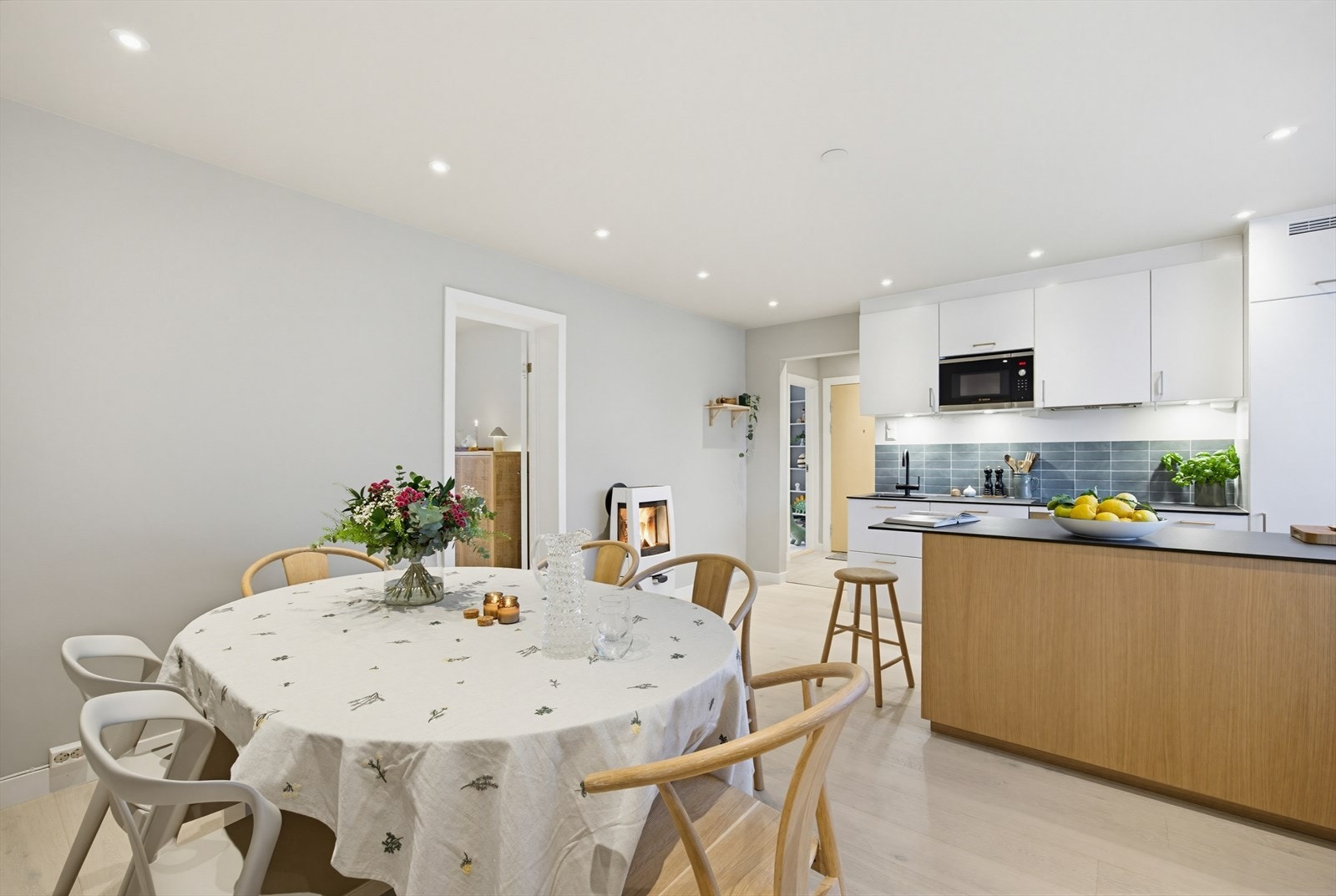 Den gode planløsningen gjør det enkelt å møblere etter eget ønske, med blant annet plass til stort spisebord Galleribilde