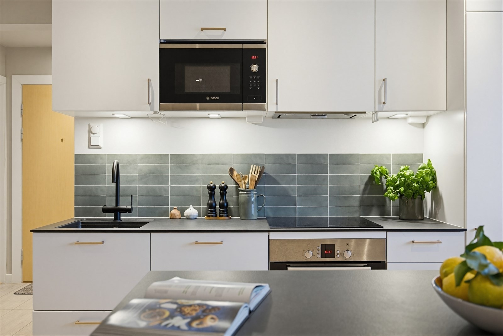 Innredning bestående av bl.a. integrert platetopp, stekeovn, mikro, oppvaskmaskin og kjøle-/fryseskap Galleribilde