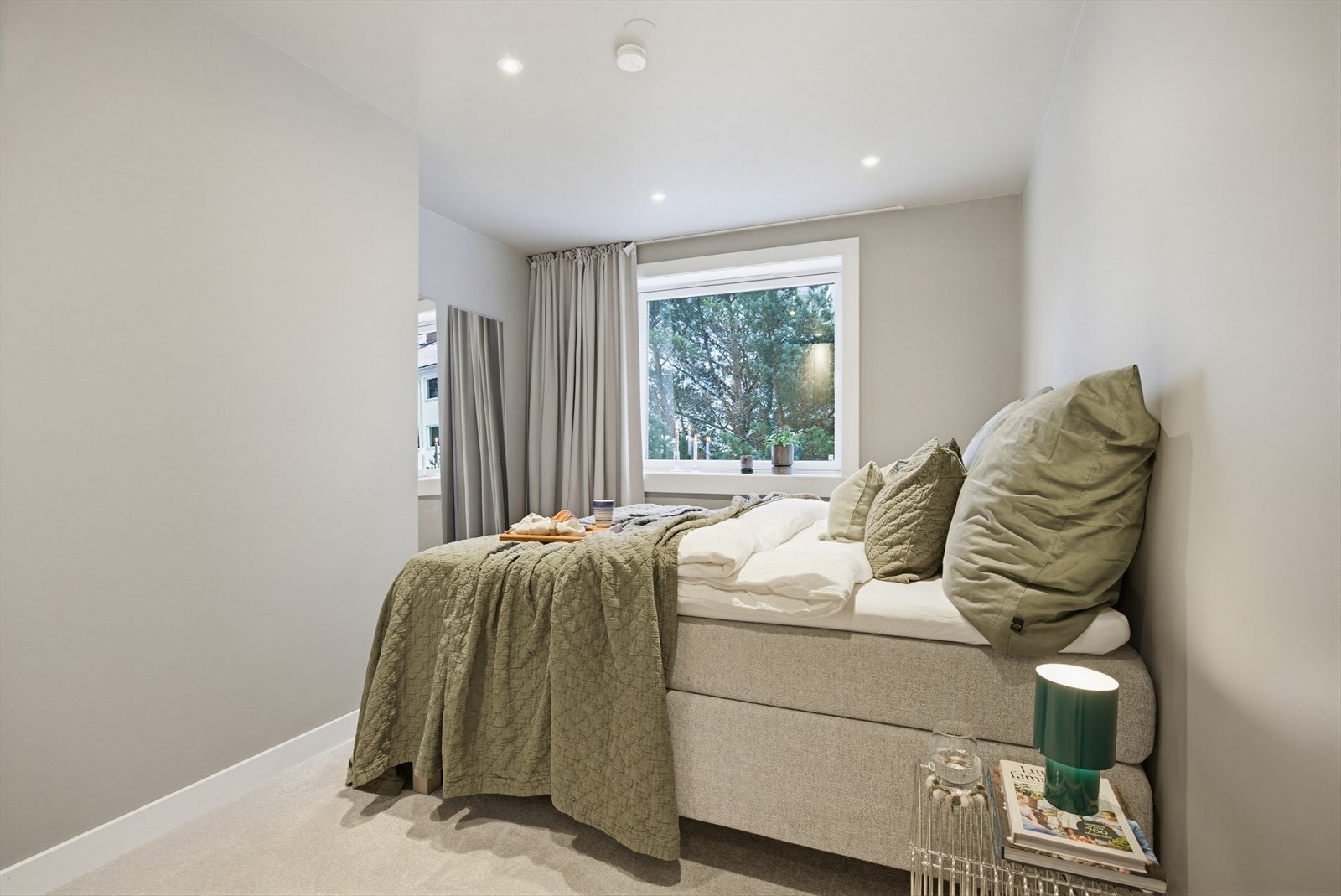 Luftig hovedsoverom med god plass til stor dobbeltseng Galleribilde