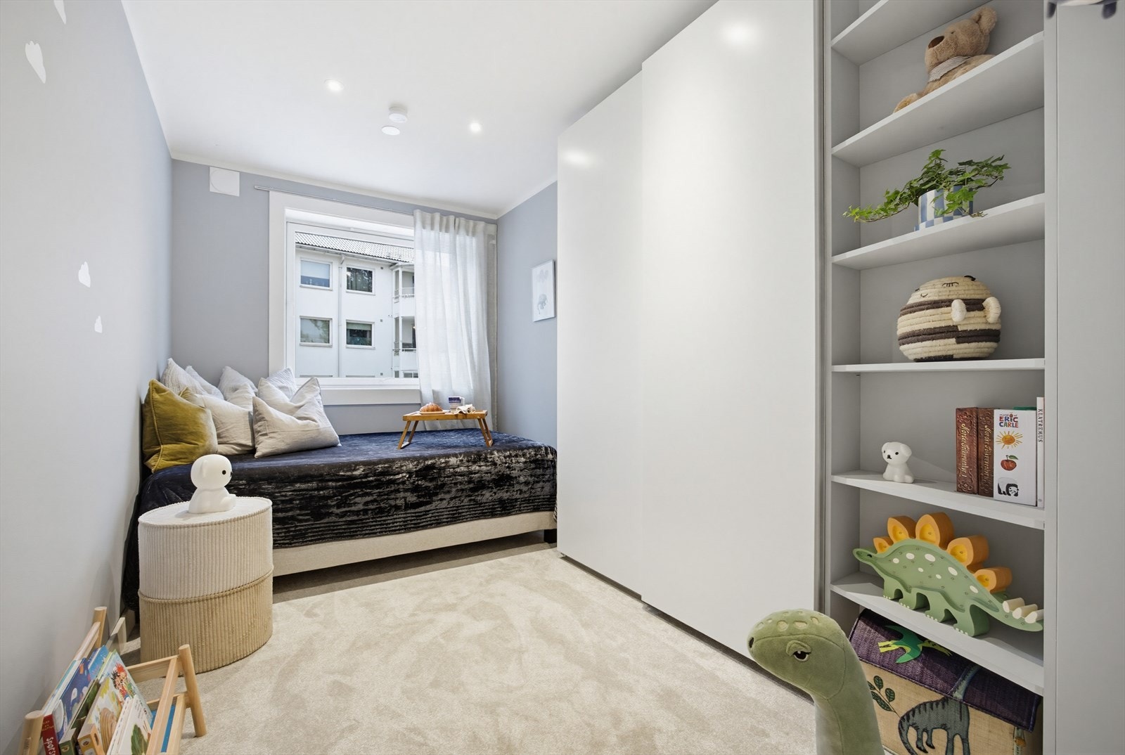 Soverom nummer to egner seg utmerket som gjeste/-barnerom, med mye oppbevaringsplass. Galleribilde