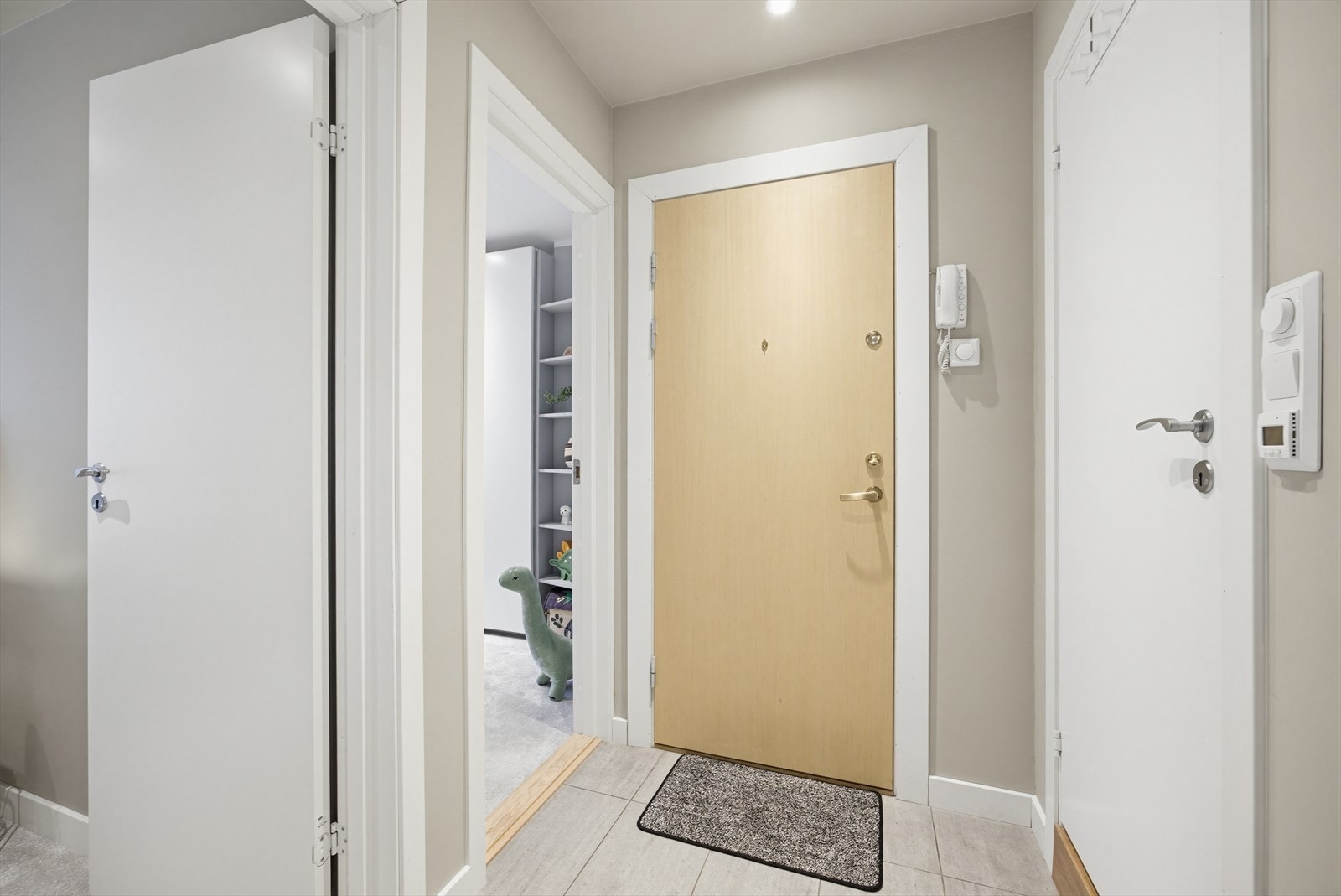 Innbydende entré som gir et meget godt førsteinntrykk av leiligheten Galleribilde