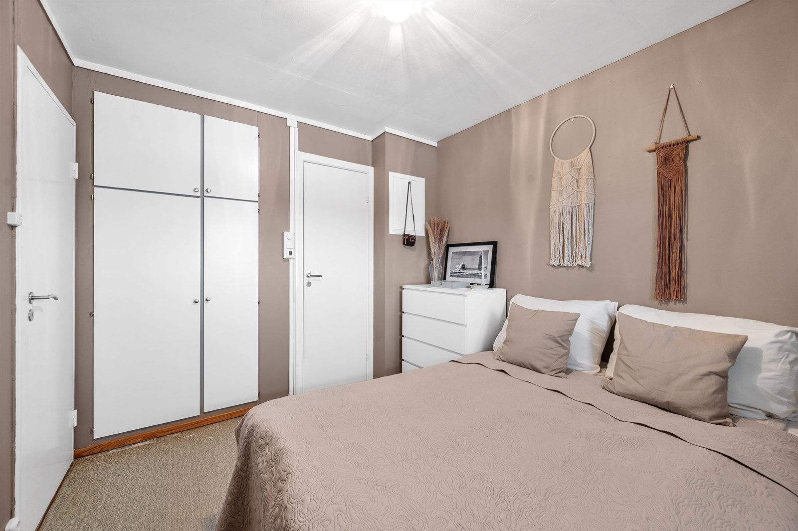 Soverom med garderobe og god plass til dobbeltseng Galleribilde