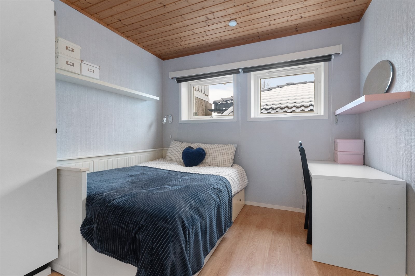 Kontor i tilknytning til kjellerstua og begge soverommene i sokkeletasjen er innredet og omgjort fra innsøkt plantegning uten at dette er søkt om og uten at nødvendig godkjennelse er gitt av kommunen. Galleribilde