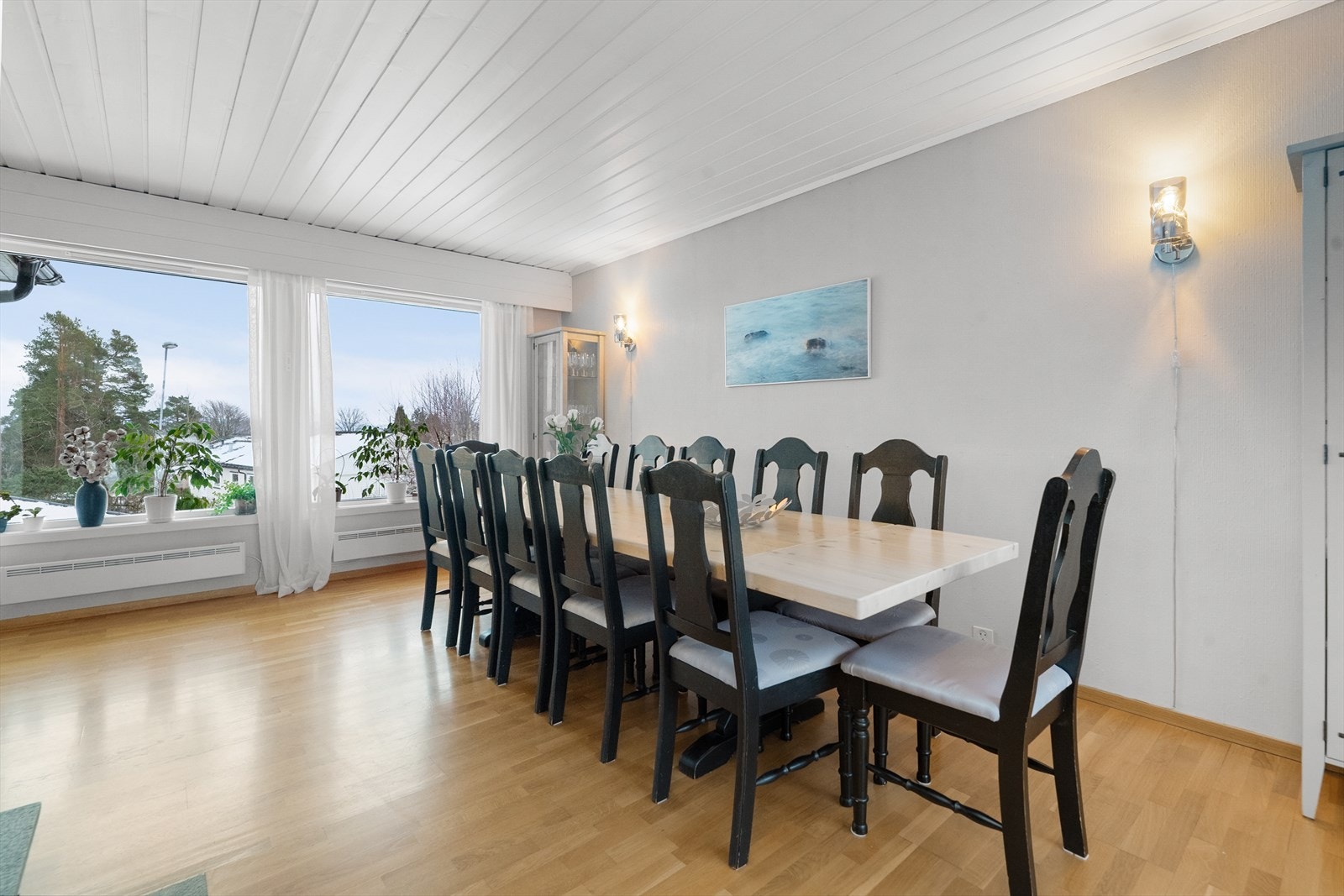 Det er utvendig solskjerming på karnappvinduer og på vindu i spisestue som sørger for en behagelig innetemperatur. Galleribilde