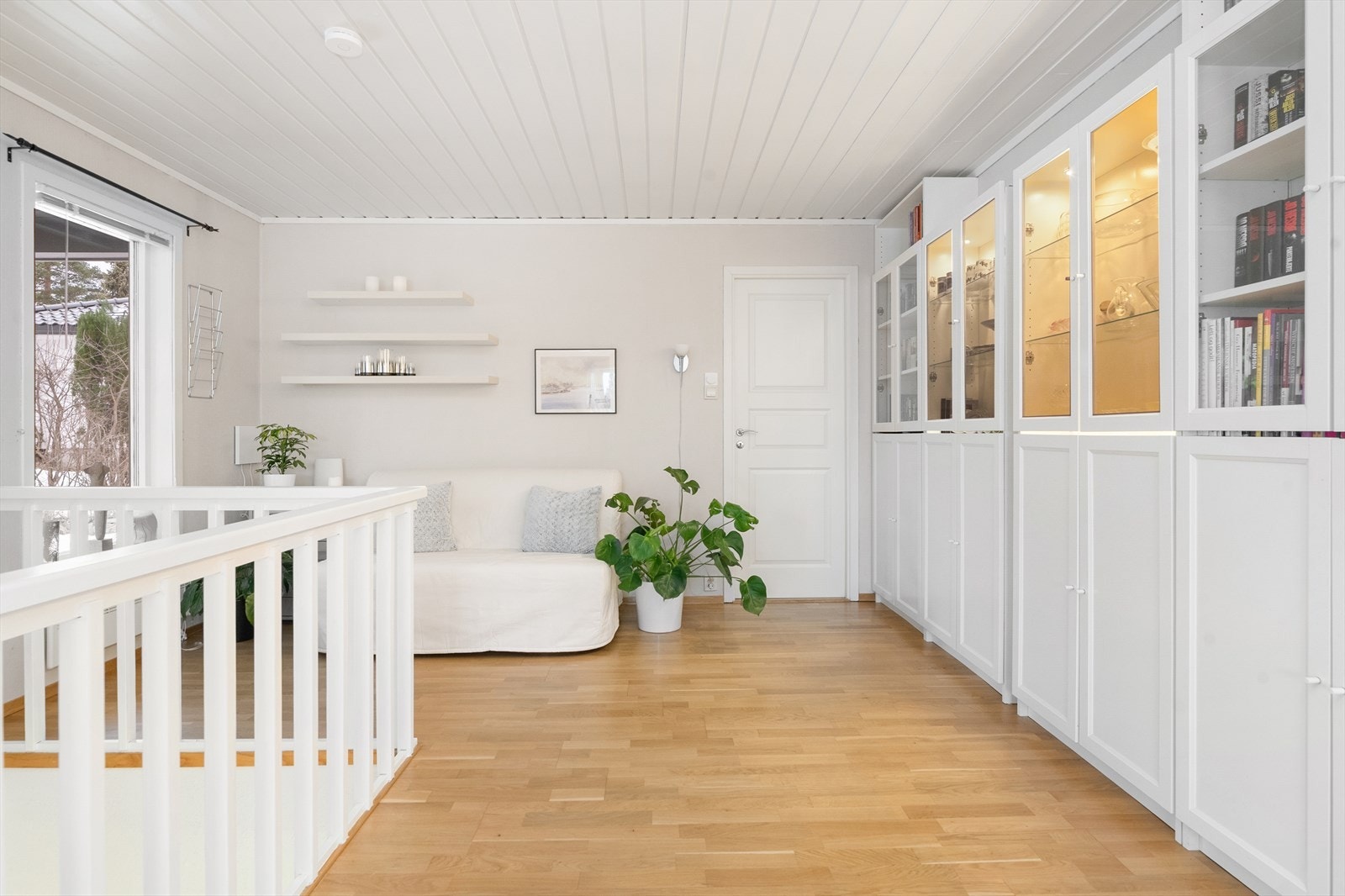 Ved døra inn mot badet og soverommene som ligger i en egen sone er det en koselig liten stuekrok med utsikt mot terrassen og hagen. Galleribilde