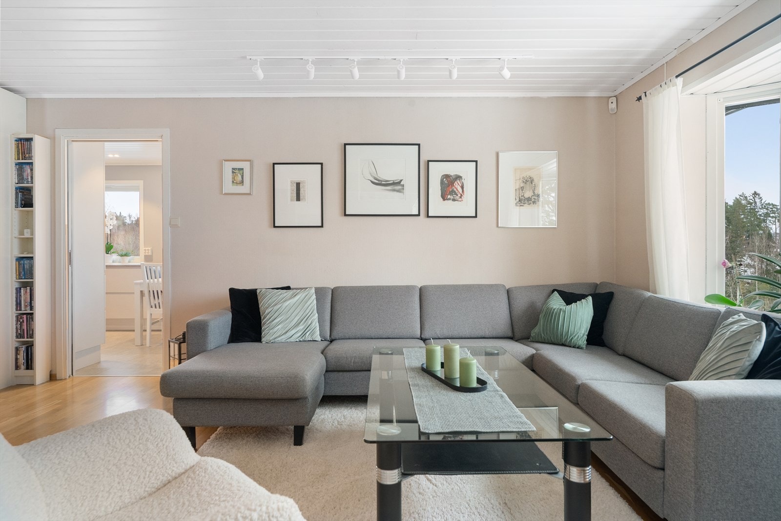 Her er det plass til både spisestue og dagligstue, med store vindusflater som gir rikelig med lysinnslipp. Galleribilde