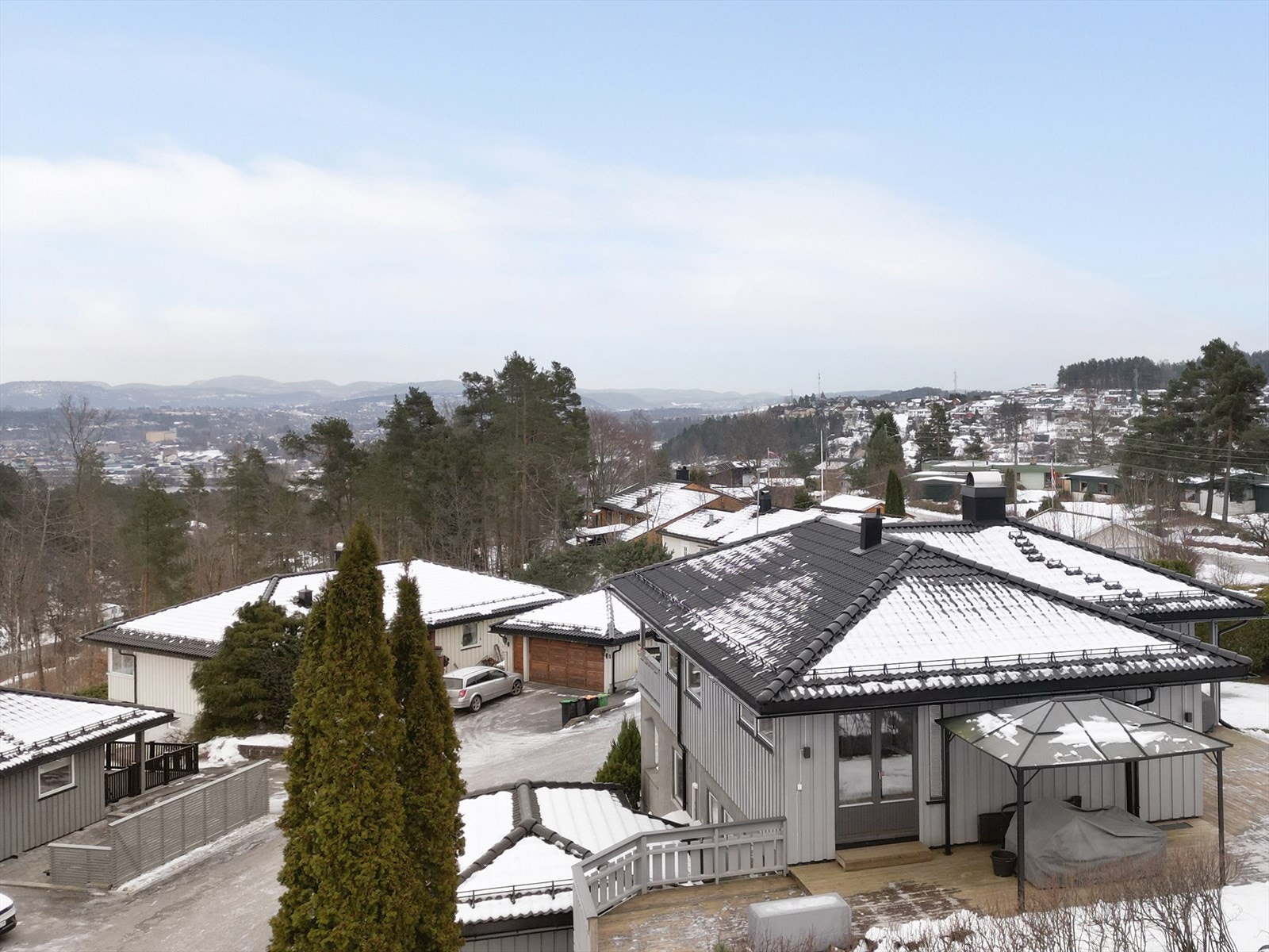 Hekken mot nabo blir frodig og tett på sommeren.
Innholdsrik og godt oppgradert familiebolig beliggende i en rolig og barnevennlig boligsløyfe på Høyås på Gulset, uten gjennomgangstrafikk og med solrik terrasse- og hagedel. Galleribilde