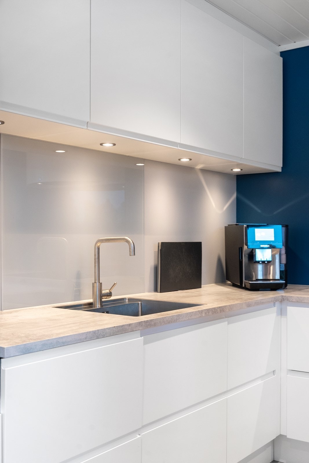 Det er montert både komfyrvakt og lekkasjevakt. Ved renovering av kjøkkenet ble det for øvrig lagt 3 nye 16A kurser. Galleribilde