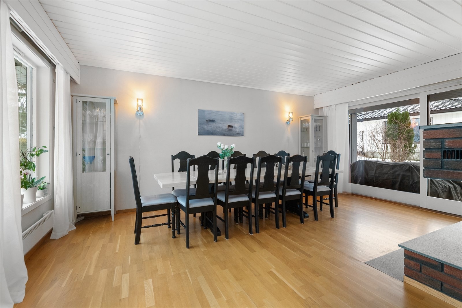 Fra spisestua er det stor skyvedør med adkomst ut til de solrike terrasse- og hageområdene. Galleribilde