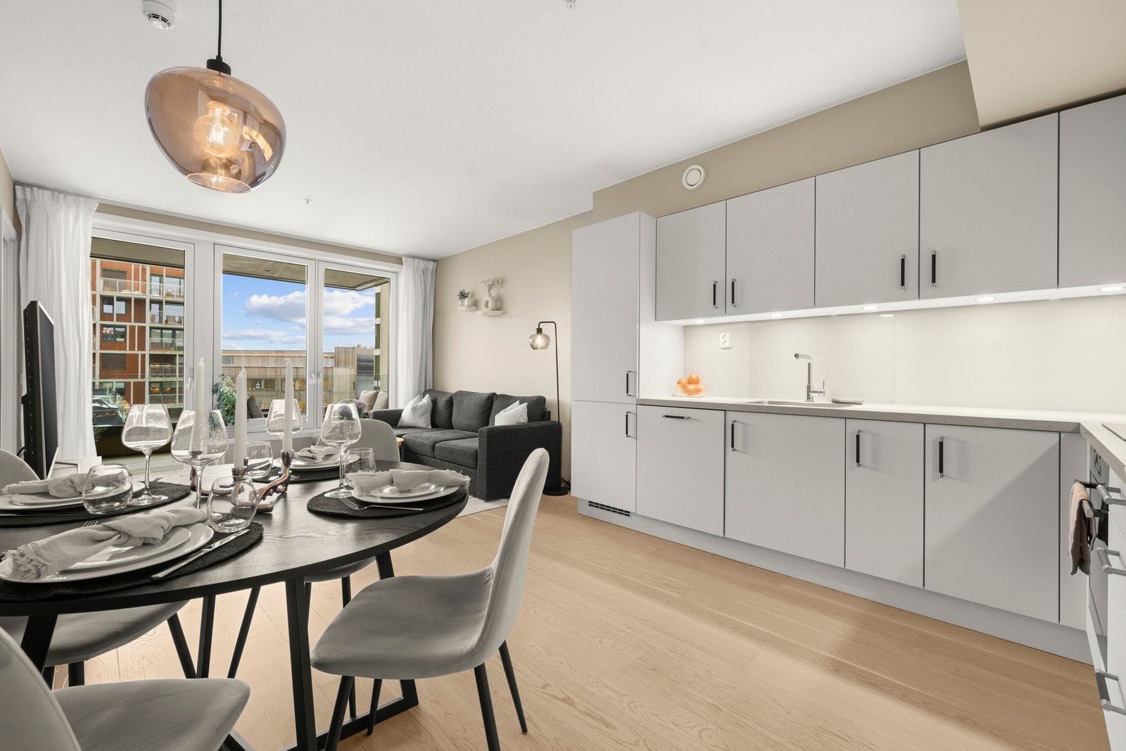 Lys og åpen stue-kjøkken løsning. Galleribilde