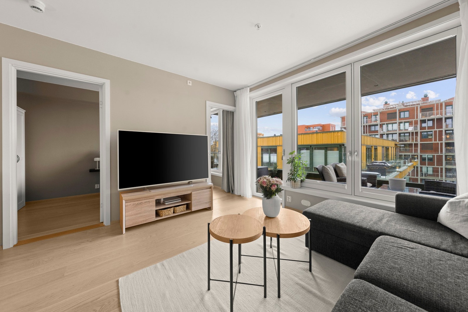 Store vinduer som byr på rikelig med naturlig lys. Galleribilde