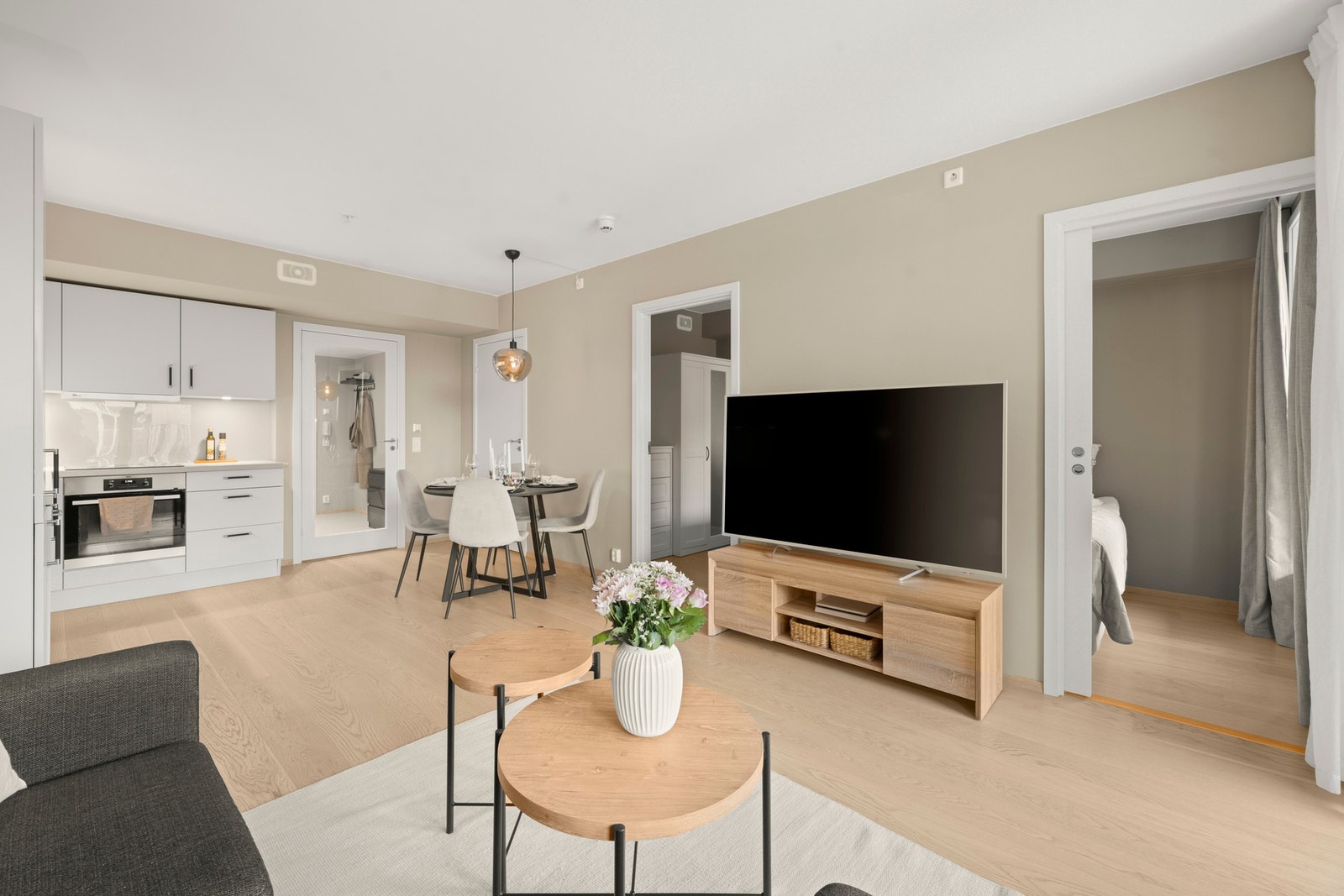 Den åpne stue -og kjøkkenløsningen er fantastisk for sosiale sammenkomster. Galleribilde