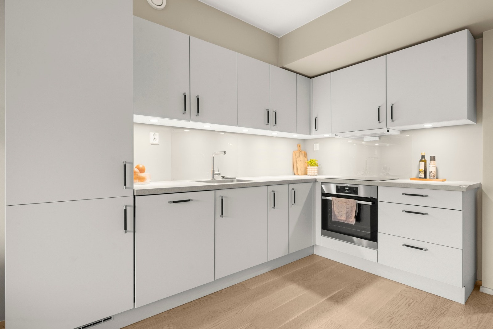 Kjøkkenet har innredning med glatte fronter. Benkeplaten er av laminat. Det er kjøl/fryseskap, oppvaskmaskin, komfyr, induksjonstopp, vannstoppsystem og komfyrvakt. Galleribilde