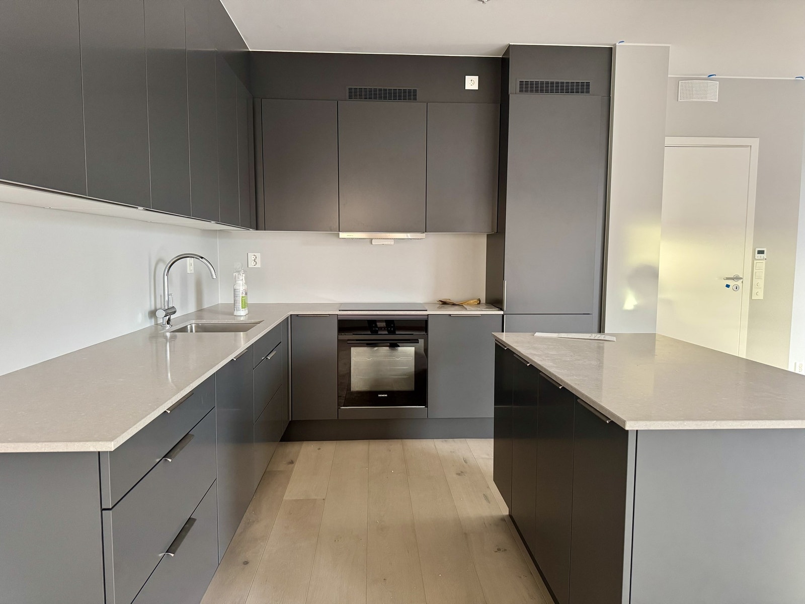 Stilrent kjøkken fra HTH med integrerte hvitevarer. Bilde fra byggeplass, 29/1-2026. Galleribilde