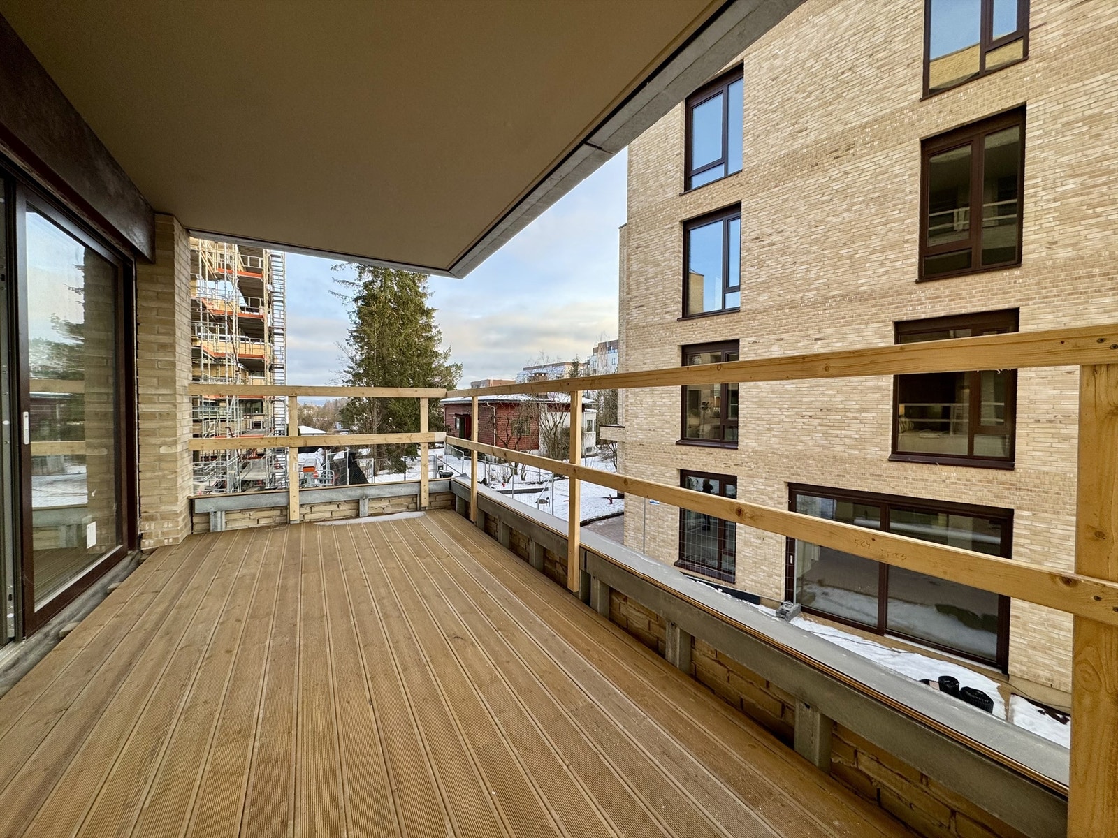 Denne leiligheten har en sørvendt balkong på hele 12,5 m². Bilde fra byggeplass, 29/1-2026. Galleribilde