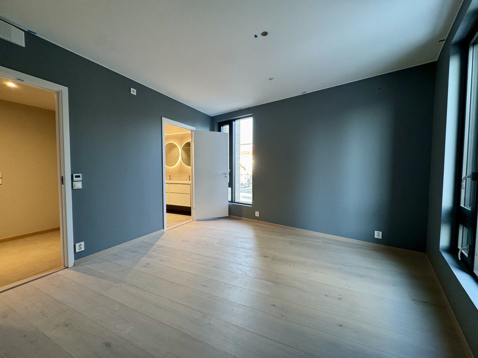 I tilknytning til hovedsoverommet er det inngang til et eget bad med dusj og dobbelservant. Bilde fra byggeplass, 29/1-2026. Galleribilde