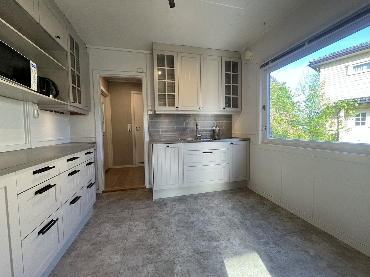 Stort og fint kjøkken med mye benkeplass og skapplass Galleribilde