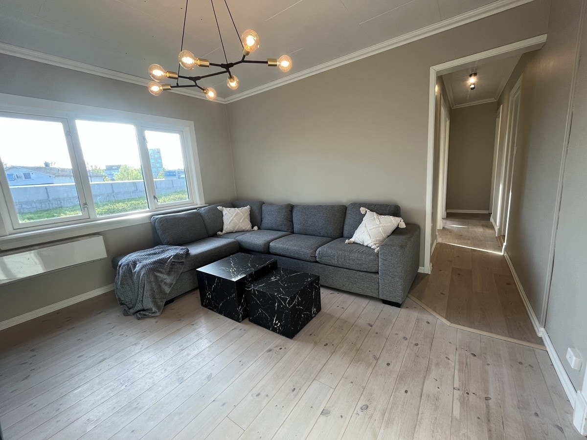 Romslig stue med mye sitteplass Galleribilde