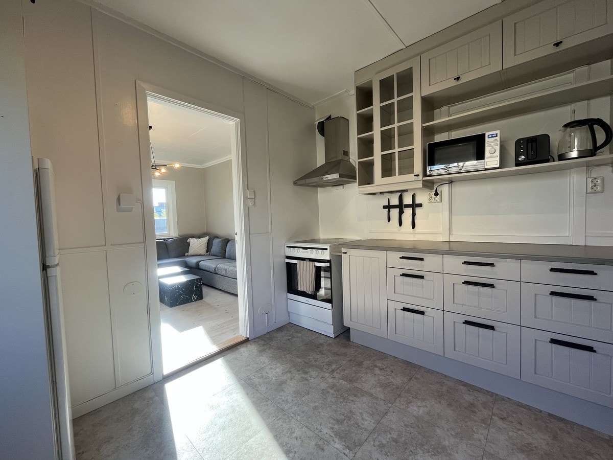 Stort og fint kjøkken med mye benkeplass og skapplass Galleribilde