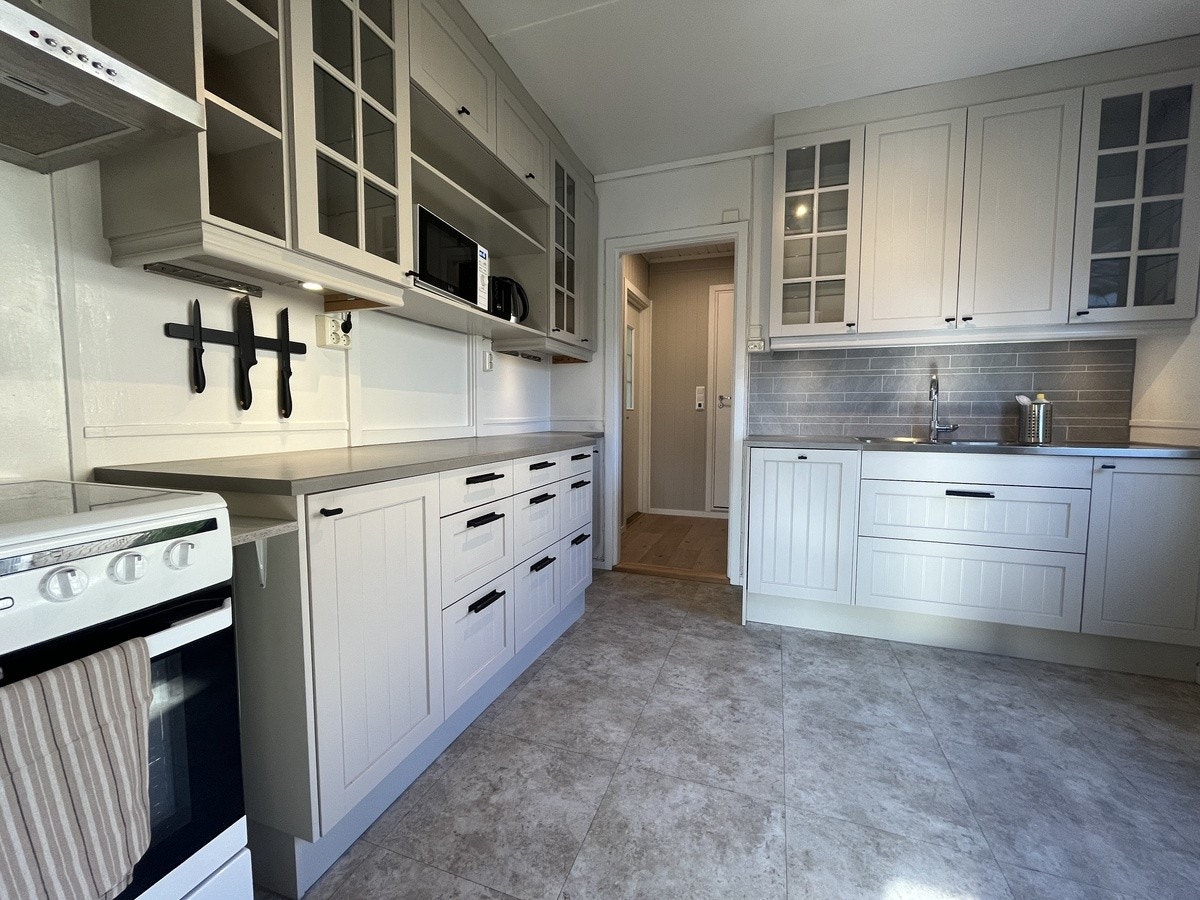 Stort og fint kjøkken med mye benkeplass og skapplass Galleribilde