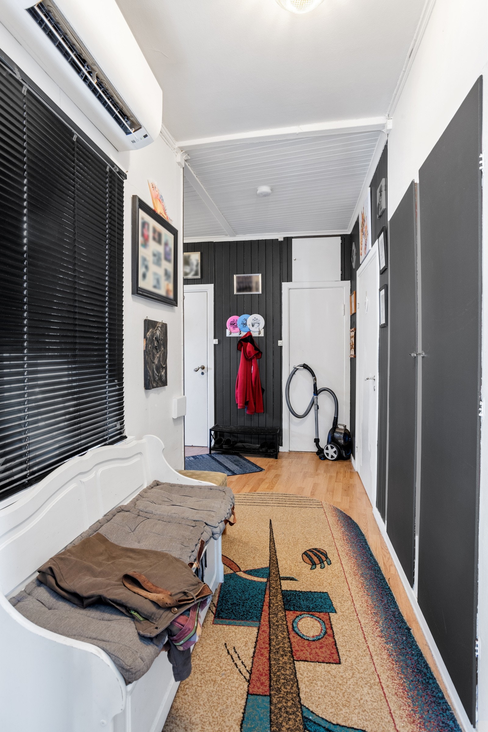 Varmepumpe luft til luft montert i gang fra år 2018. Galleribilde