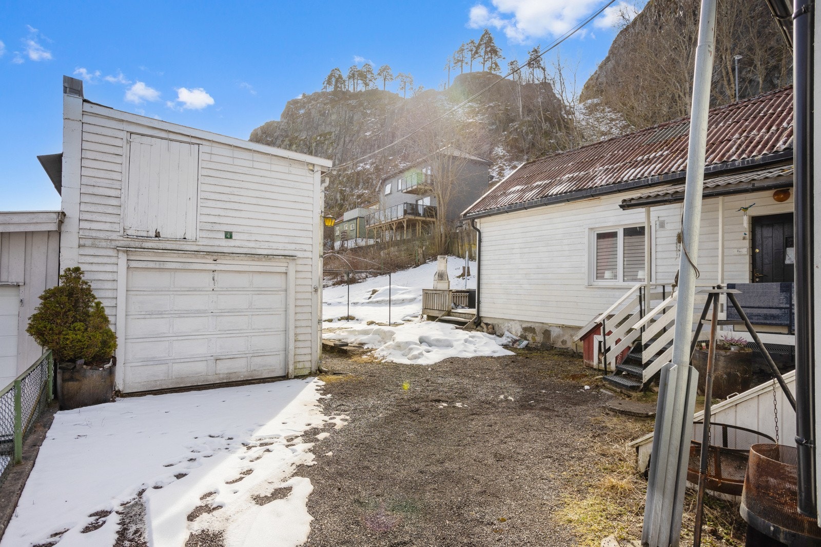 Garasje med lagringsloft over. Leddport med elektrisk åpner. Galleribilde