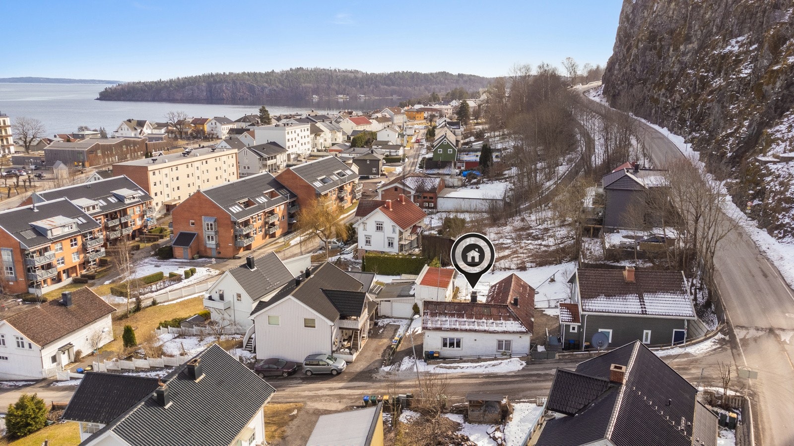 Sentralt beliggende med kort vei til alle fasiliteter inkludert idyll på Holmestrand brygge. Galleribilde