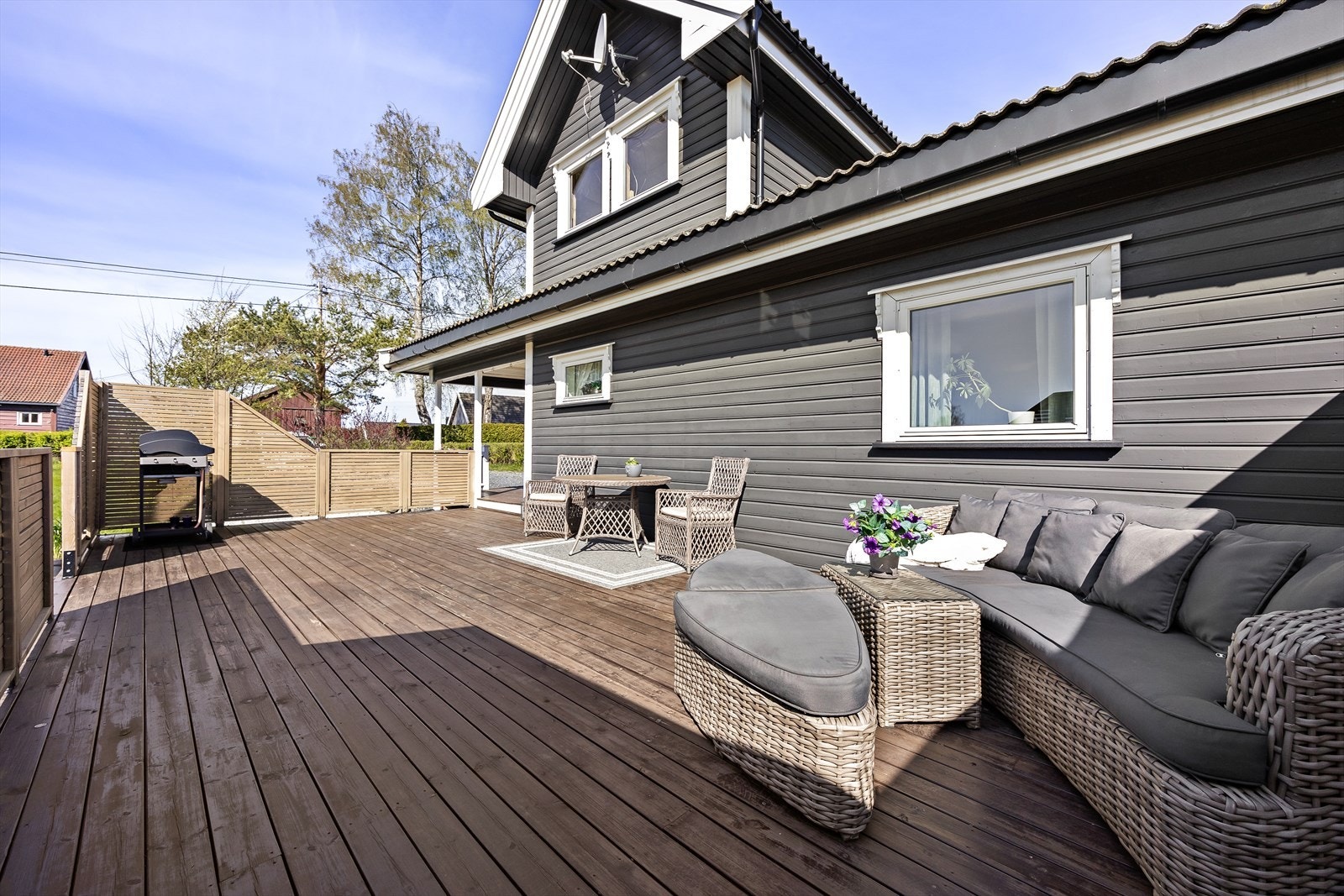 Terrassen er på ca. 53 kvm og har god plass til flere utegrupper og grill. Galleribilde