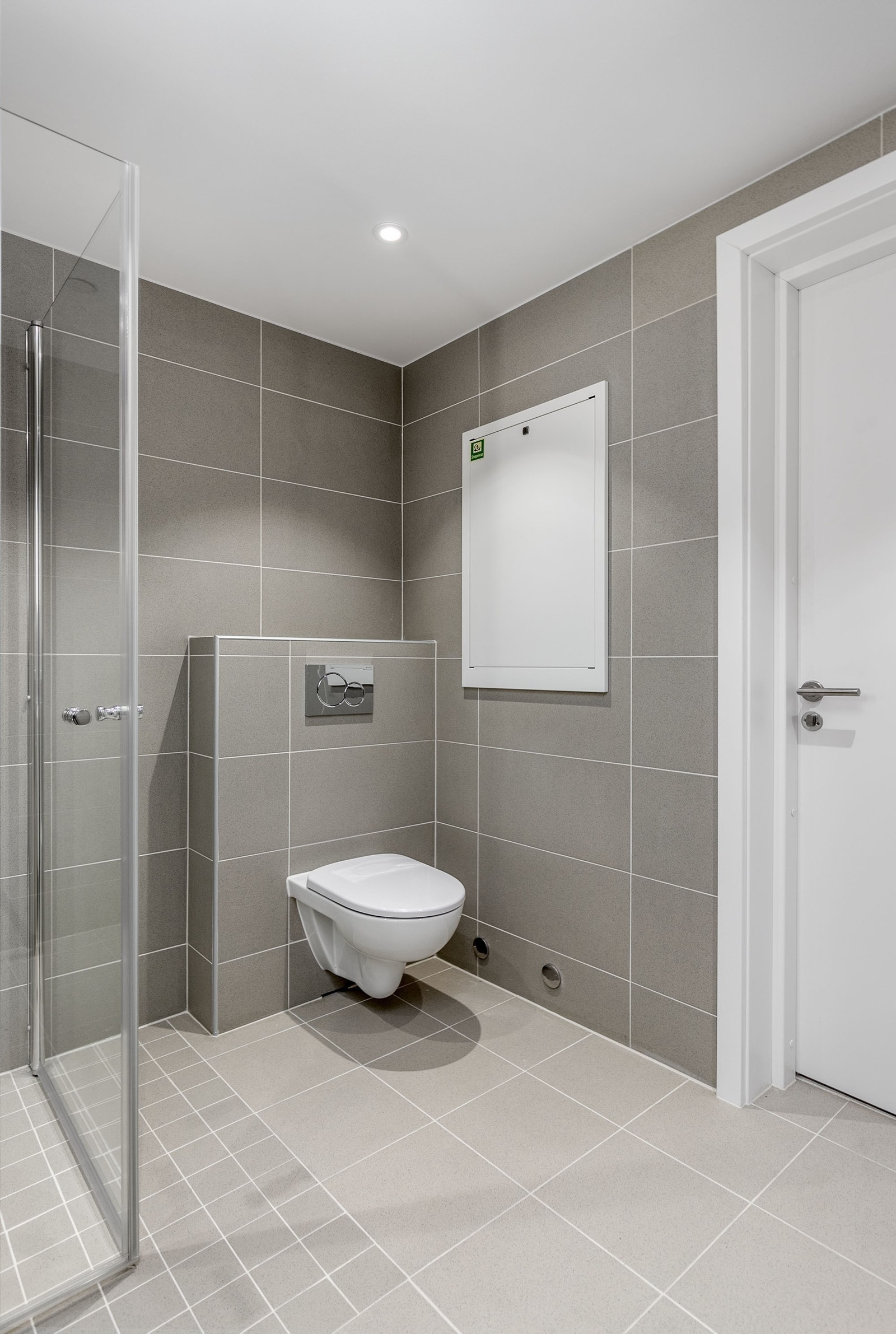 Stort bad med opplegg for vaskemaskin/tørketrommel Galleribilde