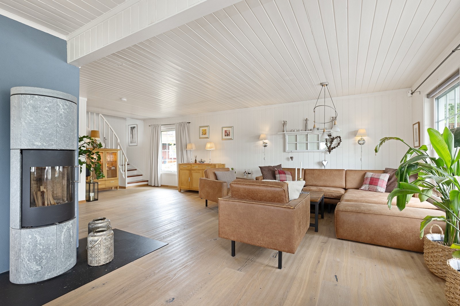 Lys og luftig stue med lekker klebersteinsovn Galleribilde