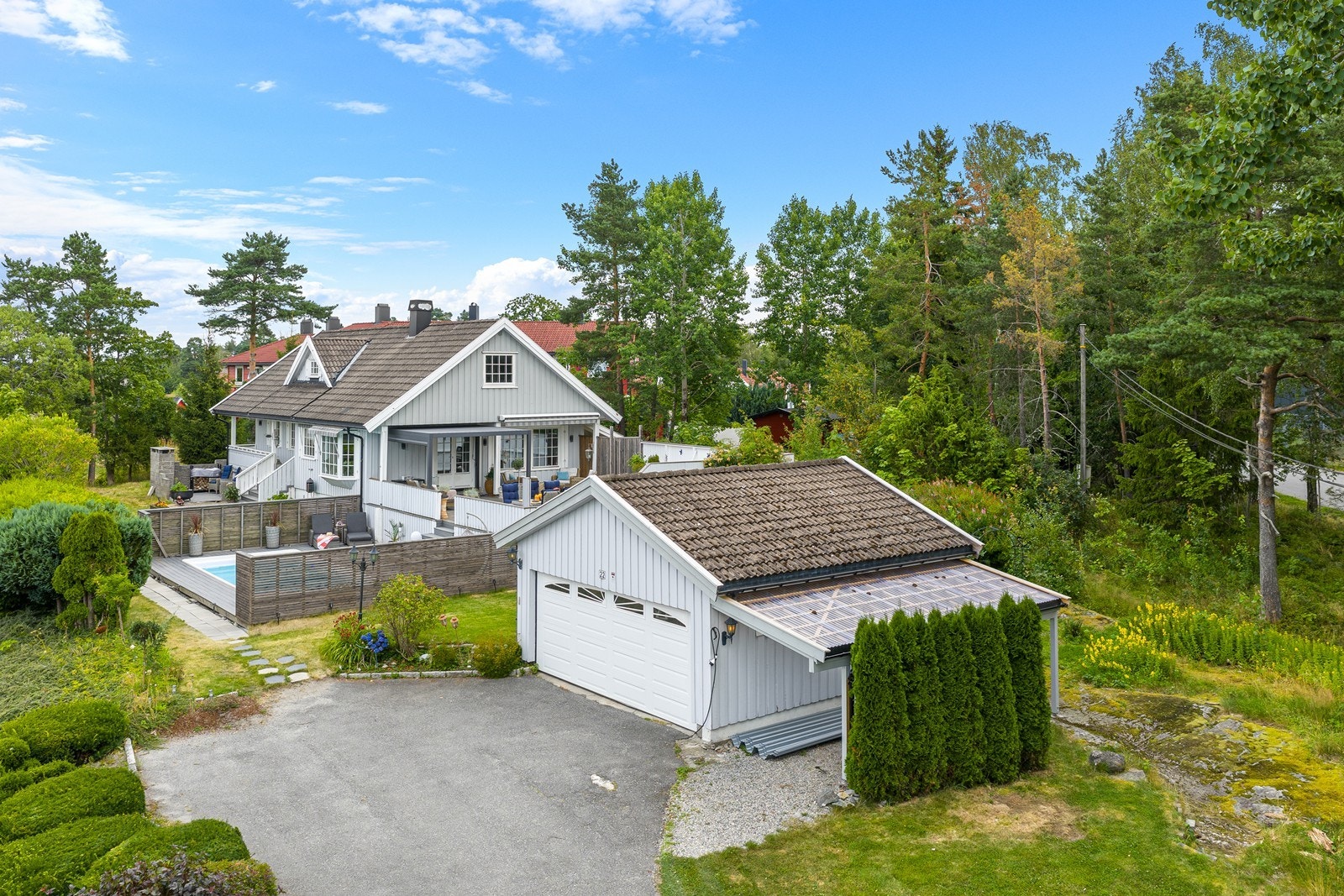 Innholdsrik familieenebolig med romslig hjørnetomt i rolig og solrik blindvei Galleribilde