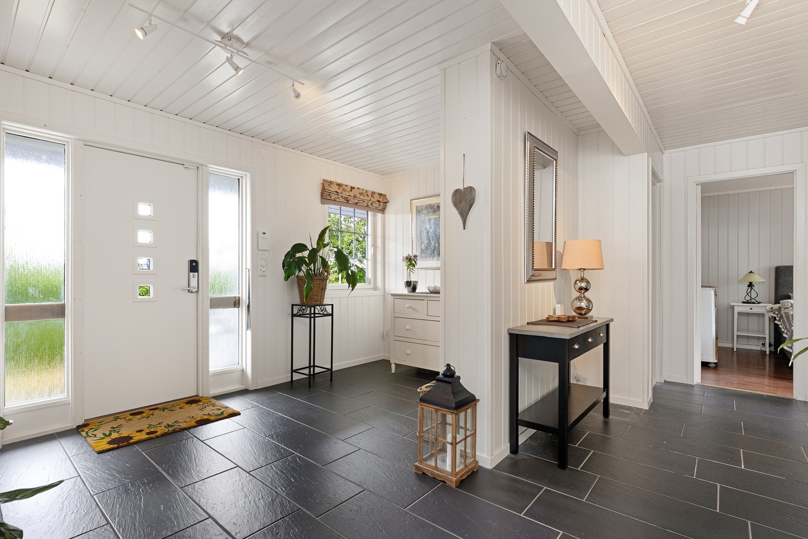 Stor og luftig hall med gulvvarme Galleribilde