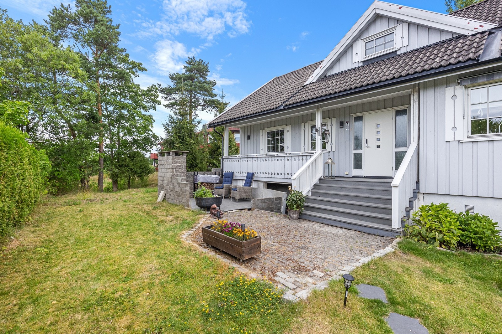 Skjermet hage med plass til lek og moro Galleribilde