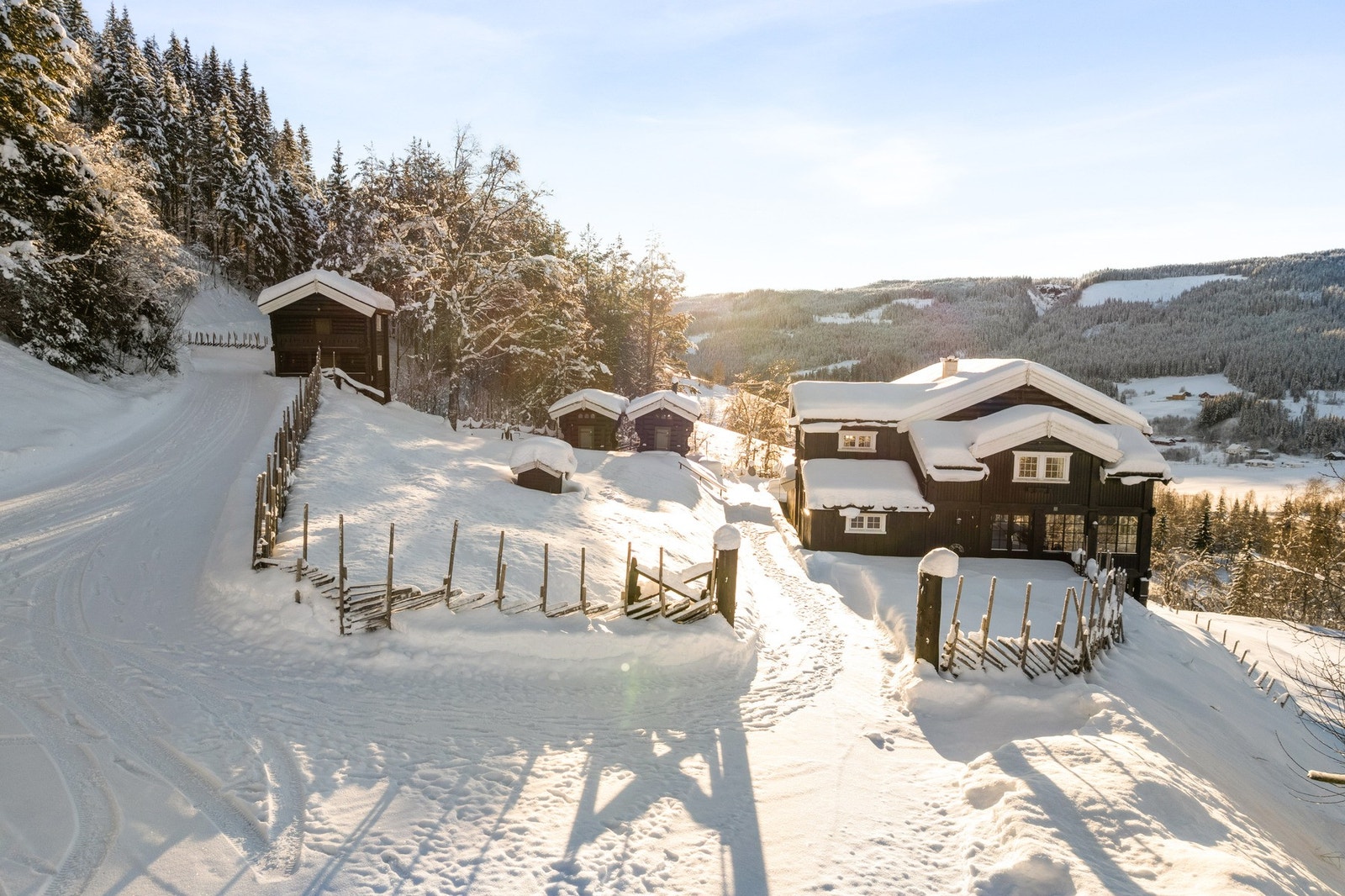 PrivatMegleren Lillehammer v/Pernille Enger Lunn har gleden av å presentere Solbergvegen 96 - En eiendom som kombinerer autentisk hytteliv med moderne komfort! Galleribilde