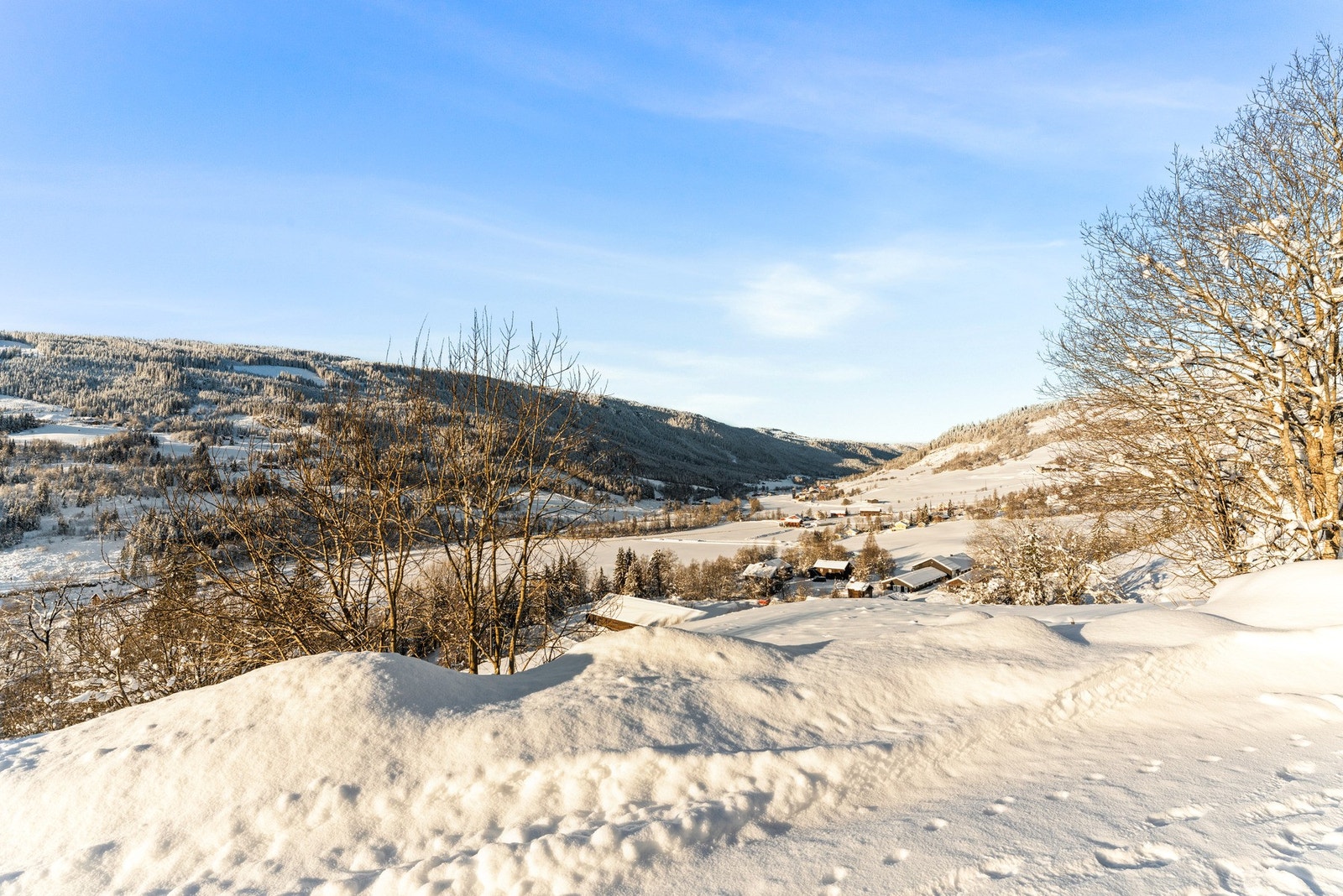 Flott panoramautsikt over dalen og vakker natur som omgir eiendommen. Galleribilde