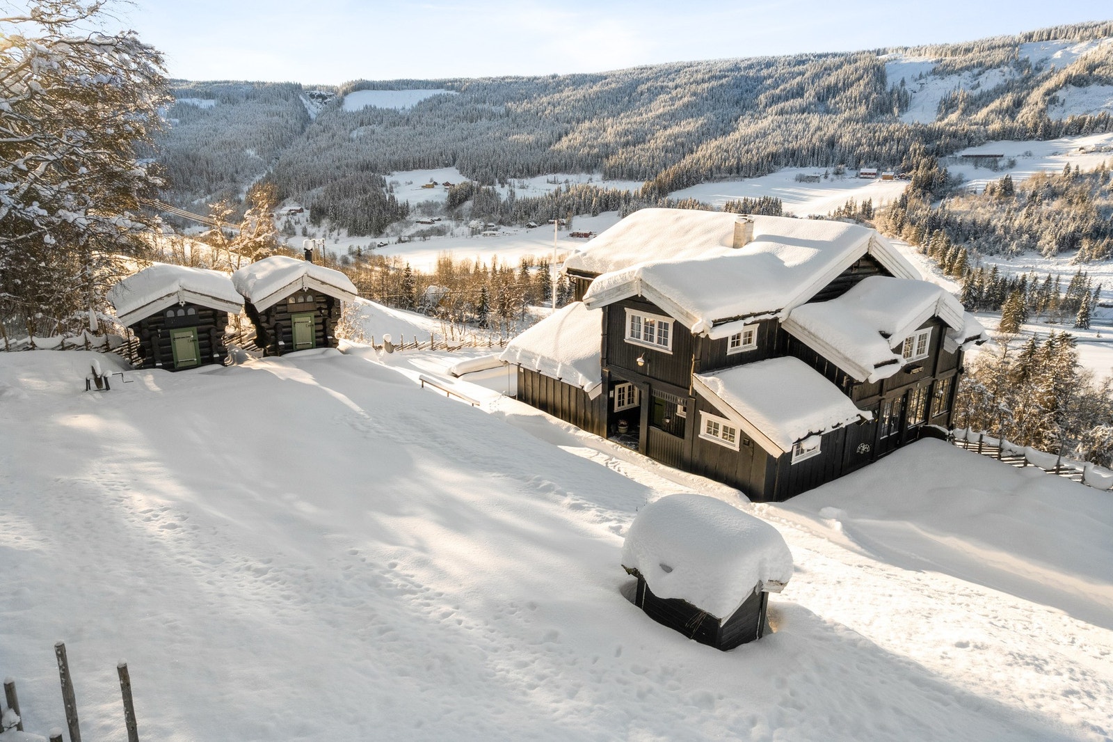 På eiendommen finner du også to mindre stabbur, som benyttes som badstue og sovestue. Galleribilde