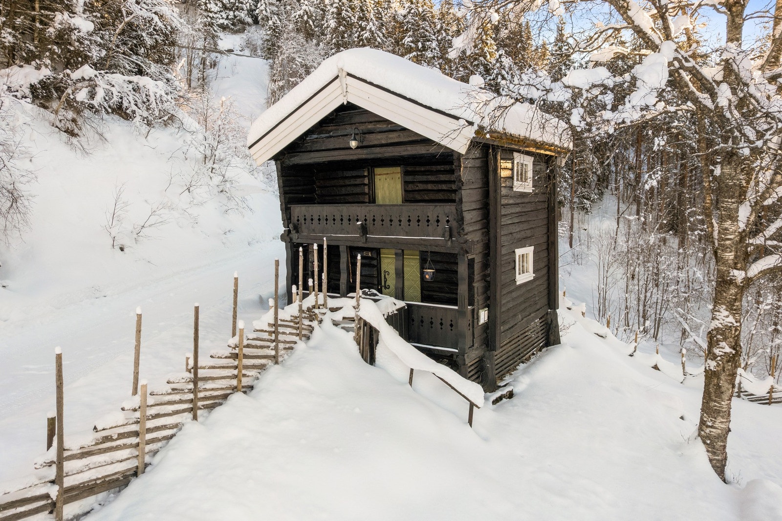 Ute på tunet finner du flere sjarmerende bygninger som gir boligen ekstra bruksverdi, blant annet dette stabburet. Galleribilde